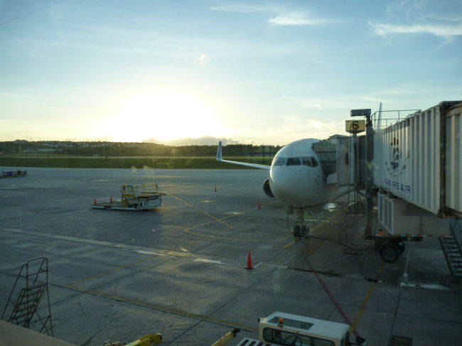 ２０１１年１月１２日<br />もうすぐミクロネシアだ!!!<br />やっとグアム国際空港に着いた<br /><br />少しでも安く済ませたかったので<br />この空港で９時間待ちする事を選んだ<br />飛行機に乗る時間まで長いこと！<br />セントレアのように広い空港ではないので<br />時間つぶしには、苦労します。<br />シュラフで寝たけど空港アナウンスが定期的にあって<br />思う様に寝られなかった。