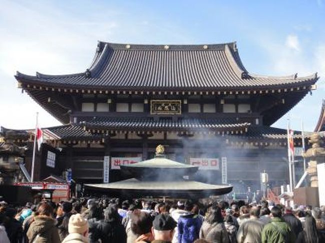 横浜みなとみらいぐるり旅、今回は2010年・2011年の年末年始を横浜みなとみらいで過ごすことにしました。<br />神奈川県横浜市は東京湾に面した神奈川県最大の都市で18の行政区に分かれ政令指定都市に指定された大都市。歴史的には日米修好通商条約が締結されたことを皮切りに神奈川が開港され都市開発の発展につながり横浜は日本の玄関口の一つとなったことから、様々な文物をいち早く取り入れる国際色豊かな都市として発展し始めました。1989年、市制100年と開港130年を記念して横浜博覧会が開催され横浜ベイブリッジも開通、首都高速等のインフラ整備が加速し横浜みなとみらい21地区の整備を本格化し1993年にみなとみらいのシンボル「ランドマークタワー」が完成しました。外国の文化を早くから取り入れて発展した横浜は異国文化の所々に見え隠れする街並みで都市景観も楽しめ、当然観光名所も多く年間に訪れる観光客4,000万人を超えると言われています。<br />横浜市周辺観光名所と言えば代表的なのがみなとみらい地区で、横浜都心部の一体化と強化をめざしたウォーターフロント都市再開発として建設されている街として知られています。横浜ランドマークタワーや横浜赤レンガ倉庫等、周辺でショッピングをする人達から横浜コスモワールド等の遊園地、夜は夜景を楽しむ人も多いと思います。関内・山手地区は横浜中華街から横浜マリンタワーなど横浜らしい異国情緒溢れる街並みを楽しめグルメやショッピングで訪れる観光客が多いエリアでもあります。また都市景観100選受賞した横浜みなとみらい地区、山手地区、関内周辺地区、港北ニュータウン・タウンセンター、金沢シーサイドライン住宅地区、新百合ヶ丘駅周辺地区や残したい日本の音風景100選受賞した川崎大師の参道、横浜港新年を迎える船の汽笛や新日本夜景100選受賞したランドマークタワー、国際客船ターミナルや日本の都市公園100選受賞した東高根森林公園、山下公園、港の見える丘公園などがあり、現在も日々発展し続ける横浜市は観光で訪れる度に違った風景を楽しめる場所と言えますね。<br /><br />□■□■□■□■□■□■□■□■□■□■□■□■□■□■□■<br /><br />横浜みなとみらいぐるり旅、今回は年末年始と言えば「初詣」<br />大晦日はダイワロイネットホテル横浜関内に宿泊、朝食はイタリア風のお雑煮を食しお正月気分を満喫しました。<br />そして神奈川県川崎市にある初詣の名所「川崎大師」へ初詣に行って来ました。元旦に初詣は人生初の体験でした…というのも初詣、元旦でイメージするのは混み合った寺社、年明け早々に人混みの中に向かうのは気が引けてなかなか元旦に初詣には行きませんでしたが、今回は初チャレンジ！元旦の午前中に訪れましたが思っていたより、そして過去に1月の3連休に川崎大師に訪れた時より空いていたことに驚き！？意外と元旦は空いていることが分かりました。皆さん考えることは一緒で時期をずらして初詣に行くようですね…<br />正式名称は「平間寺」、真言宗智山派の大本山の寺であり、通称「川崎大師」と呼ばれ初詣の名所としても有名ですね。高尾山薬王院、成田山新勝寺とともに関東三本山のひとつで1813年に徳川幕府第11代将軍、家斉が厄除に訪れた事から厄除け大師として広まったとされています。川崎大師の参道は「残したい日本の音風景100選」に選ばれ昔ながらの人情と活気あふれる門前町は京急川崎大師駅を出ると,左手に見えてくるのが厄除門。その門をくぐると,両側には久寿餅屋,だるま屋など,さまざまな店が軒を連ねている。この昔ながらの人情とたたずまいが残る,活気あふれる表参道で参詣の途中,さまざまなざわめきのなか,お土産屋さんの呼び込みの声や,「とんとこ,とんとこ」と調子を取りながら,飴を切っている音など,大師を詣でたことのある人なら誰でも思い出される音風景であります。初詣らしい風景を久しぶりに楽しめ、また初詣に訪れたいと思います。<br /><br />□■□■□■□■□■□■□■□■□■□■□■□■□■□■□■<br /><br />＜ダイワロイネットホテル横浜関内＞<br />神奈川県横浜市中区羽衣町2-7-4<br />TEL　045-252-1475<br />http://www.daiwaroynet.jp/yokohama-kannai/<br /><br />＜川崎大師＞<br />神奈川県川崎市川崎区大師町4-48<br />TEL 044-266-3420<br />http://www.kawasakidaishi.com/<br /><br />□■□■□■□■□■□■□■□■□■□■□■□■□■□■□■<br /><br />＜横浜みなとみらいぐるり旅＞<br />【1】横浜中華街(大晦日)<br />【2】横浜三塔物語＆コスモワールドカウントダウンイベント2011<br />【3】川崎大師　初詣2011<br />