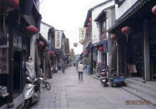 蘇州から18キロメートル、上海から80キロメートルにある水郷の町、周庄、用直、烏鎮、西塘、南潯と並び、中国江南6大水郷と讃えられる。街は宋代から発展を遂げ、元、明代には江南地方の中でも大きな村のひとつとなった。街には1000年近い歴史を持つ石橋なども残っており、水路と住居が一体となった古い町並びは、江南の特徴を持つ、映画のロケ地としてもよく使われている。同里で最も有名なのが退思園である、清の時代に作られた庭園形式の邸宅です。本園は池を中心に、楼閣や回廊がそれを取り巻くように建てられていて、水上に浮かんでいるように見えるため、貼水園とも呼ばれている。このほかに、同里二堂「嘉蔭堂、崇本堂」、同里三橋「太平橋、吉利橋、長慶橋」もすばらしい見所である。同里は周荘同様古い水郷の町である。町と運河が一体化しており、あちらこちらで小船の行き交う姿を見ることができる。小さな町に10以上の運河が流れ、40以上の各時代に作られた橋が架かる。<br />