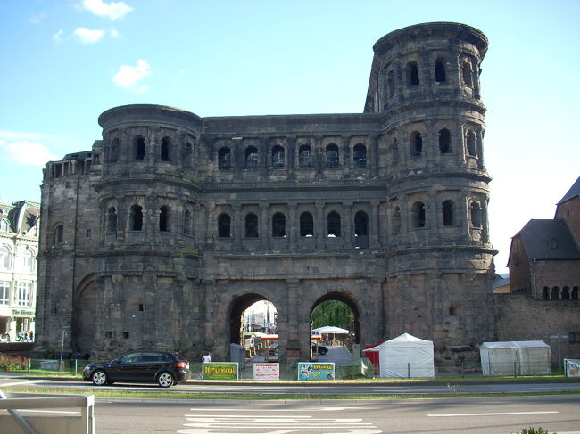 学生時代からドイツは本当に何回も旅をした。北から南までくまなく歩いた。今でも飛行機に乗ることは怖いが、さすがに緻密さを誇るドイツが運行するルフトハンザ航空に乗ることはいつも楽しみだ。この会社はドイツのお国柄、質実剛健で無駄がない。また機内サービスにはクラシック音楽の最新のCDやDVDなど楽しむことができて楽しい。2008年のロシア出張時にはたびたび搭乗したが、「カラヤン・美そのもの」や「ベルリンフィル/サイモン・ラットルのアジアへの旅」などそれぞれ２回ずつ見てしまって、ほとんど寝ている暇がなかった。 <br /><br />あるときはフライトアテンダントにドイツ語を教えてもらった。ドイツ語教室の宿題の文法の問題を、例えばある前置詞が要求するのは3格か4格か、またなぜ接続法2式が使われるのか、などを何人かに教えてもらったりした。これほど複雑な文法構造を持つ言語が如何にして出来上がったのか大変興味深い。次回ルフトハンザに搭乗されるときはドイツ語文法の問題集を持ち込まれることをお勧めする。<br /><br />ここではフランクフルト空港での乗り継ぎの間に立ち寄ることのできるドイツの２つの世界遺産の町、ヴュルツブルクとトリーアを紹介しておく。まずはトリーア、ローマ遺跡と大聖堂と聖母聖堂で名高いトリーアはどうしても行きたい町であったが、なかなか行く機会がなかった。今回短時間ではあったが、数年来の希望を叶えることができた。フランクフルト発のICEでコブレンツへ約１時間、ICに乗換え約１時間半、途中ライン川に沿ってローレライを眺め、マイン川に沿ってブドウ畑を眺めていると到着した。 <br /><br />トリーアは2,000年の歴史をもつドイツ最古の町。紀元前15年、ローマ帝国のライン地方統治の拠点として建設され、帝国の拡大と共に発展した町である。ドイツにあるローマ時代の遺跡としては最も貴重なポルタ・二グラ（黒い門）をはじめ、大浴場跡や古代円形劇場など、多くのローマ時代の遺跡が残っている町である。 9世紀以降は大司教座のあるキリスト教の都として栄えた。 ポルタ・ニグラは２世紀半に造られた城門、同時に造られた町を取り囲む城壁は今は残っていない。黒い門という意味の名のとおり、黒い砂岩のブロックを積み上げてできている。 カイザーテルメンは４世紀に造られた皇帝の大浴場の跡、カラカラ浴場ほどの規模ではないが、ローマの威勢がしのばれる。中央広場の中央には958年に建てられたマルクトの十字架が立つ。<br /><br />もう一つはヴュルツブルクの司教館、庭園と広場。フランクフルトからICEで約１時間、ヴュルツブルクはフランケン地方の中心都市で、ロマンティック街道の北の起点でもある。歴史は古く、紀元前1,000年ころにはケルト人がマイン川沿いに城砦を築いていた。7世紀に聖キリアンがこの地で殉教を遂げると、８世紀には司教座がおかれ、歴代司教領主のもとで,町は発展した。この町の出身者としてオランダ人として来日したシーボルト、第1回ノーベル物理学賞を受賞したレントゲンがいる。 <br /><br />世界遺産に登録されているレジデンツは、司教の宮殿として1744年に建設された。18世紀に入り政局が安定してくると、大司教は山の上の堅固な要塞に居住する必要性がなくなった（それ以前までは、大司教は丘の上に建つマリーエンベルク要塞に居住していた） 。レジデンツで最も有名なのは階段の間で、その天井画は世界最大のフレスコ画で、ヴェネツィアのフレスコ画家のティエボロの作。 橋の欄干に12人の聖人像が立つアルテ・マイン橋はプラハのカレル橋を思い出させる。ホーフ教会はレジデンツの横にあり、内装が見事である。また教会に隣接するホーフ庭園は市民の憩いの場となっており,子供連れの家族がゆっくりと散策を楽しんでいた。