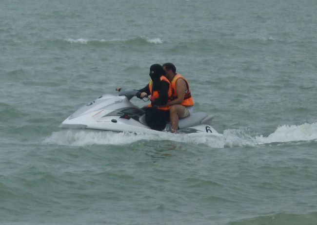 ぺナン島で２泊したホテル「パラダイス・サンディビーチ」。ホテル裏のプライベート・ビーチでは、ニカブ姿の若い女性が波しぶきを上げてジェットボートを操っていました。