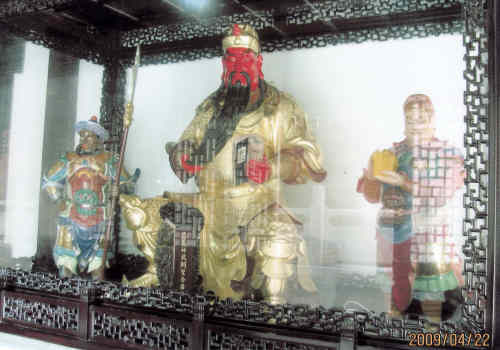 三国時代に創建された。現在の建物は、清の乾隆三十五年(1,770)に建替えられ、上海地区に現存する最大規模の道教寺院である。10数ヶ所の殿堂があり、600体あまりの神霊像が供養されている。そこに珍蔵される御神籖などは、貴重な道教の文化財である。三国志に出てくる道教には太平道、五斗米道などがあり、いずれも魏の曹操に破れ吸収されている。<br />
