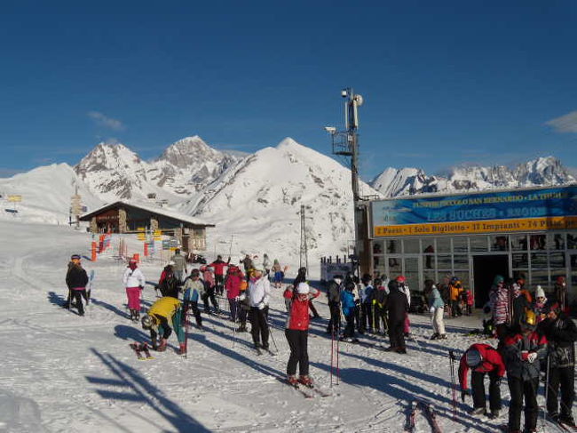 スキー３日目、トゥィール（LA THUILE)のスキー場からフランス側のロジェール（LA ROSIERE)スキー場へ滑り込みます。スキーホテルからバスで連れられ約３０分、バスを降りてゴンドラ乗り場まで２〜３分、ゴンドラに乗ってあっと言う間に、LES SUCHES 2200mにスキー開始です。ホントツアーは、ありがたいです。