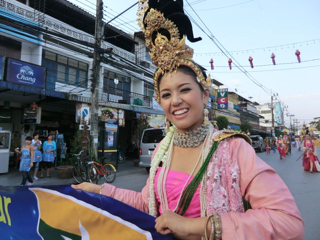 タイのビザが30日で切れるので、Ginさんに相談したら・・・嬉しい事に無料でビザ　ツアー5泊6日に連れてもらえる事になりました・・・<br /><br />初日は約190KM走り朝9時出発・・・チェンマイ到着は3時ごろになりました・・・早速ホテルを探して・・・タイ語オンリーのホテルをボーちゃんが予約成功・・・<br /><br />Ginさんが私の為にウエルカムパレードを用意してくれました・・・約1時間のパレードを楽しく来賓席で見る事ができました・・・。