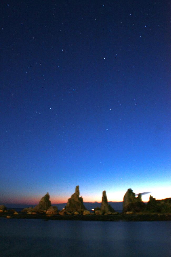 　橋杭岩には、日暮れ前に着き、夕景から星を撮影しようと思いましたが、雲が多く断念し、翌早朝に荒船海岸へ行く前に橋杭岩と星に挑戦。<br />　風が強く、開放での撮影のため、ブレブレ（風のときは、開放写真は難しい）