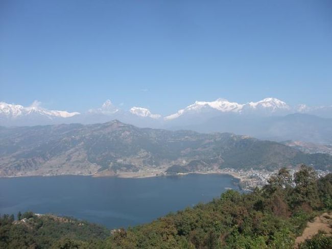 ネパール第２の観光地ポカラに到着。ヒマラヤ山脈が良く見える。<br /><br />1/5<br /><br />・チトワン→ポカラ<br />宿が手配してくれたバスはツーリストバスじゃなくてローカルバスだったみたい。屋根の上に荷物を置いて、客を呼び込みながら走る。<br />途中で昼食休憩があったんだけど、レストラン1件の他には何にも無いところで、レストランはぼったくり価格な罠。バス会社にコミッションが入ってるに違いない。<br /><br />9時半にチトワンを出発したバスは14時過ぎにポカラのツーリストバスパークに到着。バス乗り場にホテルの客引きがいてみんな同じような値段だったので適当に選んで付いていってチェックイン。<br />湖の近くのレイクサイドのゲストハウスで1泊500ルピー。1日12時間しか政府の電気は来ないが発電器があるからホットシャワーも24時間大丈夫！と言われたんだけど、ヌルい水しか出なかった。残念！<br /><br />その後はレイクサイドをぶらぶらしてからネパール料理を食べて寝た<br /><br />1/6<br /><br />・ポカラ<br />15＄くらいで景色の良いところにガイド付きで行くことは可能らしいけどお断りして街をぶらぶら。<br />すっかり観光地化されてイタリア料理やメキシコ料理の店まで並んでたりするレイクサイドに比べてダムサイドはローカルな雰囲気だし食事も安い。チベット料理を朝食代わりに食べたけどかなり安かった。<br /><br />お腹もいっぱいになったので、ポカラから見て湖の向こう側にある山に登ってみた。日本にもありがちな獣道を登ること1時間くらいでストゥーパに到着。ストゥーパがあるのは知ってたけど、日本山妙法寺らしい。それは知らなかった。<br /><br />山の上は当然眺めがポカラよりも良くて、ヒマラヤ山脈が良く見えた。どれがどの山なんだか良くはわからないけど、どれも標高7000メートルくらいあるみたい。<br /><br />登ってから知ったんだけど、獣道以外にもストゥーパへの道はあるらしく、途中まで車で来ることも出来る模様。帰りはそっちの道を通って山を湖とは逆側に下って、農村の中を通ってポカラに帰った。<br /><br />洗濯する人、寝てる人、何か担いで歩いてる人、だべってる人、犬、牛、山羊、家鴨。うーん。平和だ。<br /><br />レイクサイドに戻ってメインストリートから奥の方に歩いてみたら、結構ローカルな感じ。地元の人たちが食べてる食べ物も安かった。レイクサイドも奥に行けば物売りから声をかけられる事もなくてのんびり出来て良いね。子供の写真撮って攻撃はキリがないけど。<br /><br />・メモ<br />昼食 330NPR<br />ATMで3500NPR<br />夕飯 300NPR<br />飲み物 35NPR<br />茶 15NPR<br />朝食 90NPR<br />飲み物 40NPR<br />茶 10NPR<br />ミックスジュース 80NPR<br />食べ歩き合計 85NPR<br />飲み物 55NPR<br />ビール 200NPR<br />宿代 1000NPR<br />pokhara→Katmandu 500NPR