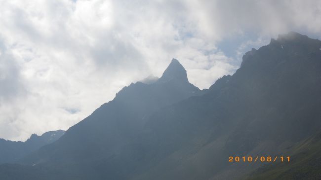 この日あたりから、あまり天気が持たず、行ったムオッタス・ムラーユでも、雨には降られませんでしたが、雲が多く、残念ながら満足のできる展望は得られませんでした。<br />前々回、最初のサンモリッツ滞在（ツアー）では、唯一のハイキングが、このムオッタス・ムラーユでした。しかし、今回以上に雲が厚く、周りの山々を見ることができませんでした。<br />そのため、（当時）高い山があることが、スイスの最大の魅力と感じていた温泉スイスにとっては（あくまで当時ですよ）、サンモリッツってどうよ？という印象しかありませんでした。<br /><br />幸い、前回の滞在で、高い山も色々見ることができ、さらにベルニナ鉄道や湖など他の魅力も満喫したことで、サンモリッツの株も上がりました。<br /><br />今回、ムオッタス・ムラーユに再度トライをしたのは、やはり、評判の展望を満喫するためでした。しかし、敢え無くリベンジならず。まぁ、前回よりは、少し良かったかな。<br />セガンティーニ小屋まで行っても良かったのですが、帰りのルートがキツイと噂に聞いて、諦めました。<br /><br />もう一度、晴れたときに行きたいです。今回は、ムオッタス・ムラーユのレストラン（ホテル）も改装中で、入ることもできない状態でしたので、ぜひ、改装後のレストランにも。<br /><br /><br />…この旅行記写真コメントを最後まで書き込んで、気がつきました。いやいや、結構晴れてましたね…。<br /><br />ムオッタス・ムラーユ「オ」編もどうぞ!!<br />http://4travel.jp/traveler/onsen_swiss/album/10549724/