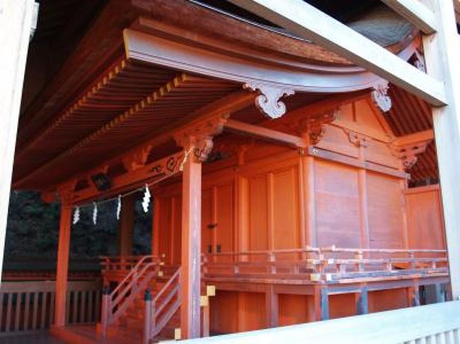 　横浜市金沢区富岡東に鎮座する富岡八幡宮は建久2年（1191年）に源頼朝公が当郷鎮護の為、摂津の西宮の恵比寿様をお祀りしたのが始めで、後の安貞元年（1227年）には八幡大神を併せ祀り、社名も八幡宮と改めたとされる。鎌倉の鬼門の方角に当たる海に面した小山に祀られており、鎌倉幕府の厄災防除の神としても祀られた神社である。この史実に習って、江戸時代には江戸城の鬼門に当たる深川の地に、富岡八幡宮として分霊されている。今ではこちらの富岡八幡宮の方が知られている。<br />　また、八幡宮の山が応長元年（1131年）の大津波から部落を守った事から「波除八幡(なみよけはちまん)」とも称ばれている。<br />　現在の本殿は天正14年（1586年）に建てられた桃山建築で、平成14年（2002年）の造営により覆殿（おおいでん）を復興した。<br />　祭礼は、7月（旧暦6月15日）と9月(旧暦8月25日)のニ季があり、いずれも祇園舟、湯立神楽など鎌倉時代より八百年以上も継承されている特殊神事が残る。<br />　しかし、海岸に迫り出した岩壁の地に鎮座しており、元々は古来より大漁や海の安全を守る神であったはずで、「ハマのエビス様」と呼ばれているのはその名残であろう。江ノ島神社と同様に起源が遡るはずである。<br />（表紙写真は富岡八幡宮本殿）