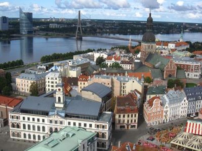 バルト３国の真ん中の国、ラトビアには１日半滞在します。<br /><br />バルト３国はそれぞれ狭い国なのに、それぞれ街並みに特徴がでまくりであります。<br />エストニアのロシア調の街並みから一転、ラトビアはﾄﾞｲﾂとの貿易で栄えた港町のためかﾄﾞｲﾂ調です。<br /><br />ユーゲントシュティールの建築群がかなりイケてます。<br /><br />ラトビアは首都リガとルンダーレ宮殿しか行けてないので、もちょっと滞在したかったかな。