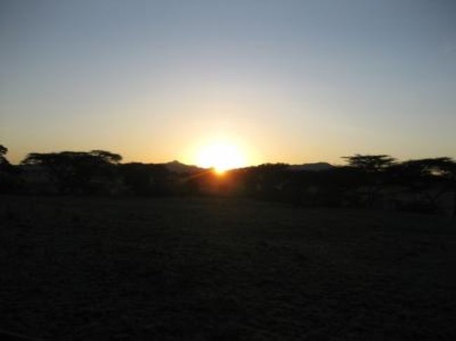 その５ではロボからンゴロンゴロクレーターまで一気に移動します。<br />ンゴロンゴロではウォーキングサファリにもチャレンジです。<br /><br />写真は、ロボ地区で見た日の出（＾ｖ＾）