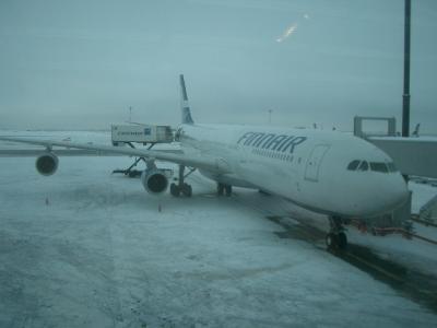 中部空港からヘルシンキ経由でバルセロナに行きました。1月22日のヘルシンキは大雪のため、除雪車がたくさん働いているのを見ました。ヘルシンキ発の飛行機は、エプロンから滑走路へ行く途中で（エプロンで）、雪下ろしのために一時停止。雪国は大変ですね。