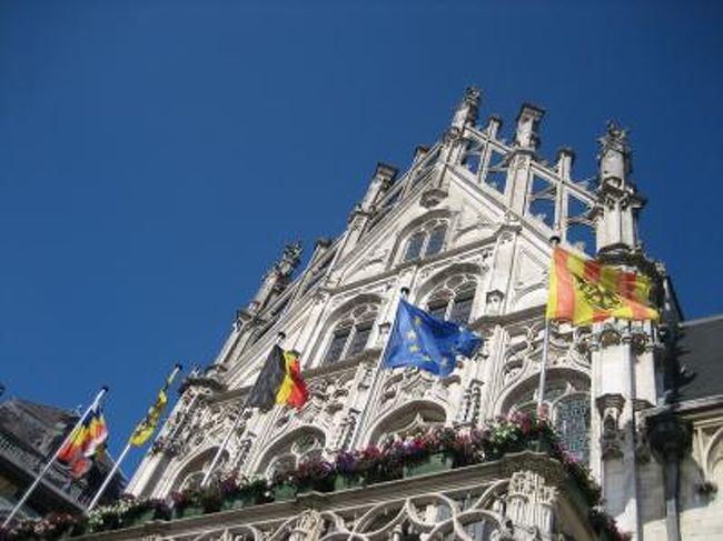 おとぎの国の建物のような3つの市庁舎が見たくてメッヘレンに行ってきました。<br />あまり観光地化されていなく、生活感がある街でのんびりできました。<br /><br />これからメッヘレンに行かれる方の何かお役にたてばと思います。