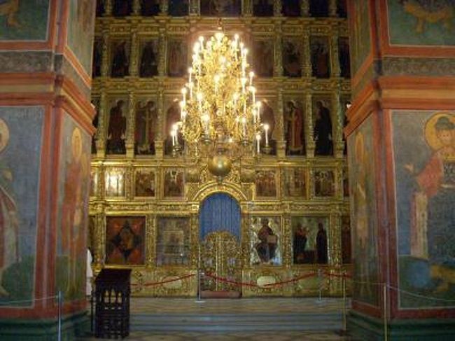 ノヴォデヴィッチ修道院は1524年にスモレンスクがモスクワ大公国に併合されたのを記念して、ヴァシーリー３世の命で建てられた女子修道院、2004年にユネスコ世界遺産に指定された。クレムリンの出城としての役割も担っていたため、城壁に囲まれているのが特徴で、貴重な古い建築物が残っている。その中で、スモレンスキー聖堂は1524年に建てられており最も古い。 <br /><br />修道院内には、修道院の模型が展示してある。ロシア各地の大修道院やクレムリンにはこのような模型を置いているところが多い。建設された当時の様子が目に浮かぶようで好ましい。ウスペンスカヤ教会も典型的な修道院建築である。 教会内のイコン画も伝統的なロシア正教のスタイルである。鐘楼は白壁と赤レンガの対比が美しい。 <br /><br />ノヴォデヴィッチ修道院の城壁の外に、湖（池）がある 。この湖の周囲を散策しながら、チャイコフスキーがバレエ音楽　「白鳥の湖」の構想を練った、と言われている。しかし、ウクライナのキエフにも同じように白鳥の湖のインスピレーションを得た、と説明を受けたところがあり、彼が訪問した至るところで伝説が生まれるようだ。実際この湖から　オデット姫が登場する姿を想像するのはなかなか難しい。 <br /><br />ノヴォデヴィッチ修道院の見所はノヴォデヴィッチ墓地。モスクワの中央墓地で、著名人の多くが埋葬されており、参拝者が絶えることがない。この墓地ができたのは1898年、モスクワの都市改造により多くの墓がつぶされることになり、それに伴い著名人の墓が　ノヴォデヴィッチに移されてきた。その後も有名人の埋葬は続き、1980年代にはパリからシャリアーピンの墓が移されたりしている。著名人のいくつかを紹介しよう。 <br /><br />ムスティスラフ･ロストロポーヴィッチ（1927−2007）の墓： <br />名チェリストでカラヤンや小沢征爾とドヴォルザークの協奏曲などの名録音を残しており、日本でも熱烈なファンがいるロストロポーヴィッチもここで眠っている。 <br />スラーヴァの愛称で日本びいきで知られ、彼のサンクトペテルブルグの自宅は丹下健三に依頼し、日本風に設計された。この設計を担当した丹下健三の最後の弟子、私の親友である建築家の岩切氏である。ロストロポーヴィッチの生前の豪快な生活ぶりを伺うことができた。時には酒に酔っ払って、ご機嫌でチェロを弾いて聴かせてくれたそうだ。何と贅沢なことか。 <br /><br />ショスタコーヴィッチ（1906‐1975）の墓 :<br />ショスタコーヴィチについてはすでにサンクトペテルブルク旅行記で紹介したので省略するが、彼の墓はここモスクワにある。この墓に刻んである音符がレ、ミ♭、ド、シ（ドイツ名でＤ、ＥｓＣ、Ｈ）である。これは交響曲第10番の第４楽章の第一主題であり、実は彼自身の頭文字（Domitry SchostakovichのＤＳ(Ｅｓ)ＣＨ）を音にしたものである。 <br /><br />シャリアーピン（1873-1938）の墓 :<br />ロシアの誇る伝説の名バス歌手、パリで死亡したが、家族の強い希望でモスクワに移された。 <br /><br />プロコフィエフ（1891‐1953）の墓 :<br />「ピーターとおおかみ」、バレエ音楽「ロメオとジュリエット」、７つの交響曲などで名高い　プロコフィエフは一時期西側に亡命していたが、ロシアに帰国してからも名曲の数々を生み出した。 <br /><br />チェーホフ（1860-1904）の墓 :<br />「かもめ」「桜の園」「三人姉妹」で知られるロシアを代表する劇作家。<br /><br />トルストイ(1828-1910）の墓 :<br />「アンナ･カレーニナ」「戦争と平和」「復活」で知られるドストエフスキーと並ぶロシアを代表する大作家。<br /><br />ボリス･エリツィン元大統領（1931−2007）の墓： <br />ロシア人には最も不人気であるエリツィン元大統領もここに埋葬されている。ロシア国旗をかたどったユニークな墓石である。 <br />