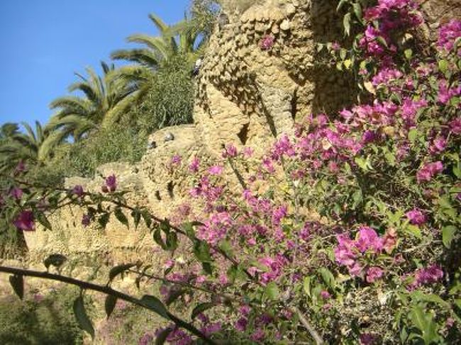 バルセロナの郊外、まちを見下ろす岡の上のグエル公園。ガウディの屋外芸術がいくつかあります。公園としても楽しいところです。