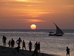 タンザニアのザンジバル島ストーンタウンのマーケットと美しい夕日。