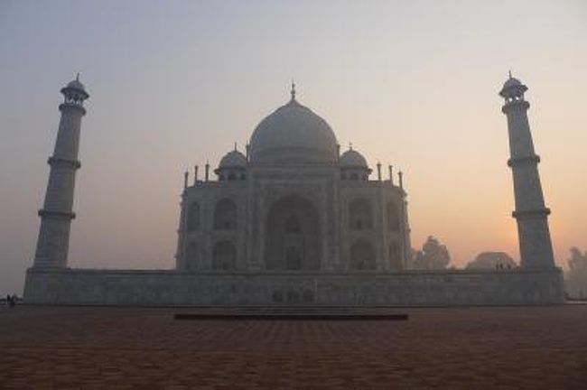 AgraはTaj Mahalの街。<br />朝もやのなかで見るタージは幻想的で美しかった。<br />時間とともに色合いを変えていくさまも素敵。<br />まずはTaj Mahalとその周辺の街並の様子を。