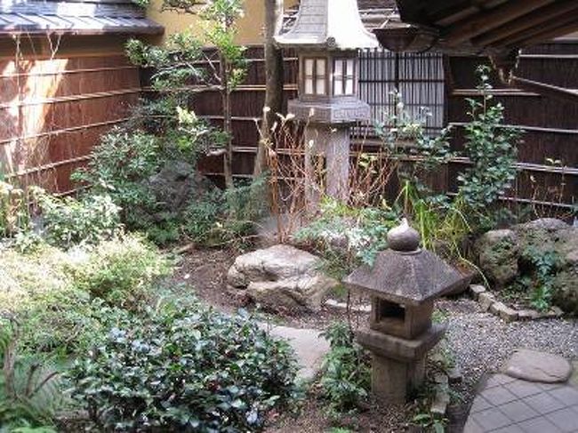 　友達と冬の京都にプチ旅行に出かけました。<br />　今回泊まったのは、とても雰囲気のよい「十四春（としはる）旅館」。<br />　主屋・土蔵は国の登録有形文化財、塀は市の歴史的意匠建造物の指定を受けている歴史ある町屋を使った旅館です。<br />　とても趣があり、おもてなしもよく、気持ちよく過ごすことができました。<br />　１泊するだけではもったいない、ずっとゆっくり過ごしていたくなる旅館でした。<br /><br />　他に、いろいろなところに観光に行ったり、おいしいものも食べたりしました。<br />　<br />　１泊２日という短い旅行でしたが、身も心も癒されました。