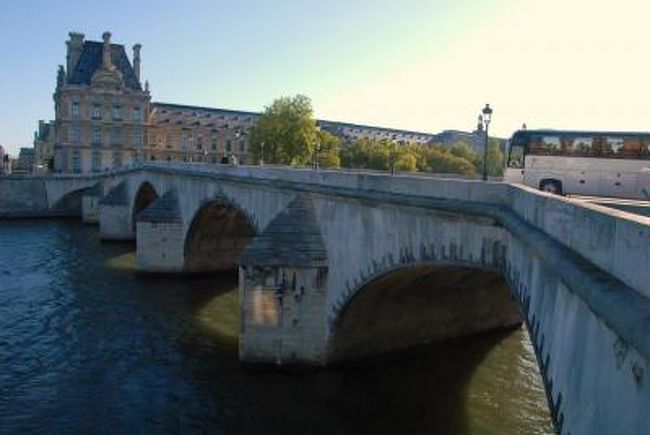 ロワイヤル橋は、ポン・ヌフ、マリー橋に次いでパリでは三番目に古い石造アーチ橋で、１７世紀にルイ１４世によって造られた。<br /><br />右岸のルーヴル美術館、左岸のオルセー美術館を結ぶロワイヤル橋は５つの半円アーチからなり、両岸の橋脚にはセーヌ川が大増水したときの水位が記されている。 <br /><br />ロワイヤル橋の前身は、１６３２年に架けられた木の橋だったが、火災により寿命は２５年間しかなかった。  <br /> 何度か架けかえられた後、１６８５年から１６８９年にかけてルイ14世が出資して石造アーチ橋が架けられ,<br />ロワイヤル橋と名付けられた。長さ１１０ｍ、幅１６ｍ、素朴で重厚な橋でいっさいの装飾は消えていた。<br /><br /> 「８月１０日事件」（１７９２年）ではチュイルリー宮殿が戦場となったため、橋の上では死闘が繰りひろげられ、「赤橋」になった。<br /><br /><br />ナポレオンがチュイルリー宮殿を守るために大砲を並べたのはこの橋であった。<br /><br /> ロワイヤル橋は1850年に一度修復された。その後1939年ポンヌフ、マリー橋とともに歴史的建造物に指定された。 <br /> <br /><br /> <br />