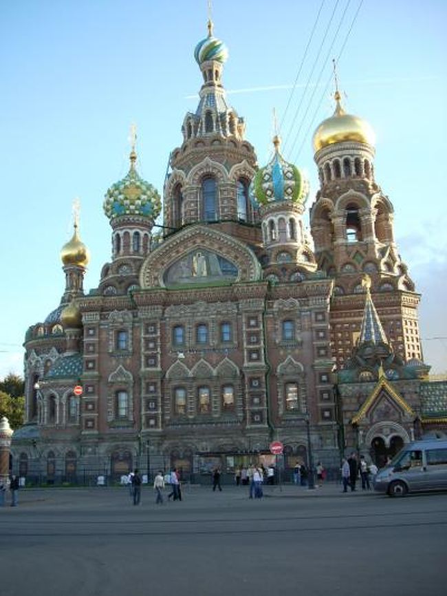 サンクトペテルブルクの歴史はピョートル大帝（1672-1725、写真１）が遷都を思い立った1703年に始まる。そして特にサンクトペテルブルグはドイツと切っても切れない関係にある。サンクトペテルブルグは2003年に建都300年祭が開催され、当市出身のプーチン大統領の指導により大規模な化粧直しが行われ、美しい町並みがよみがえった。 <br />　まずサンクトペテルブルグという名前がドイツ風である。歴史的には何度も名前が変わっているが、ピョートル大帝の名にちなんで「ペテルブルグ」（1713〜1918）が最初、その後1918年第1次大戦開戦後にドイツ風の名前を嫌って同じ意味でロシア語の「ペトログラード」に、革命後の1924年に「レニングラード」（レーニンの町）、1991年ソビエト崩壊後に聖（サンクト）を冠して現在の名称となった。 <br /><br />ピョートル大帝は1672年生まれ、ヨーロッパ漫遊の旅のあと、アムステルダムを年頭において1703年建都を開始させた。当時最先端のイタリア、フランスなどの建築家を呼び寄せ、バロック、クラシック、モダン様式の建築をちりばめ、北国ロシアにはなかった南国イタリア風の景観を完成させ、半強制的にこの町に住民を移住させた。 <br /><br />約300年続いたロマノフ王朝時代には女帝が4人いた。その中でエカテリーナ2世の功績は圧倒的に大きい。彼女はピョートル大帝の死後４年後、1729年に生まれている。ネフスキー通りに面したアレクサンドラ劇場の正面の公園に、エカテリーナ2世のブロンズ像（写真２）がある。皆さんご存知のように、彼女は生粋のドイツ人であり、ドイツの小さな公国からロシア皇太子に嫁入りしたにすぎない。 <br /><br />ピョートル大帝の娘エリザヴェータ女帝には子供がいなかったので、甥に当たる少年（後のピョートル3世）をドイツから皇太子として迎え入れた。この皇太子は極端なプロイセンびいきであっただけでなく、人格的にも残酷、政治的にも無能であった。エカテリーナ2世は血統的には帝位につくはずはなかった。しかし困難な境遇にあったこの賢明な、意思と責任感の強い女性は当初からロシア語を熱心に学んでロシア人になりきろうと努力を続け極力宮廷内に敵を作らないように行動したため、多くの人から愛され、同情されていた。 <br />一方敵国の崇拝者であることを公言し、軍人に敵国の軍装を強要し、気分しだいでめちゃくちゃな命令を乱発し、自堕落な生活をおくる皇帝は、多くの人の危惧を招いた。廷臣たちの一部には、エカテリーナをかついでピョートルを廃位しなければ、国の将来が危ういという判断が生じ、ひそかにクーデターが準備された。そして1762年6月、ロシア史上最後の、数えて三つ目のクーデターによる女帝が誕生した。 <br />　 <br />美しい建築が秩序を持って建設された都市を見て歩くことは本当に楽しい、この町は建築の町と言われるプラハやウィーンと比較しても決してひけをとらない。サンクトペテルブルクが建設された18世紀初頭はヨーロッパではバロックからロココ建築が主流となっており、バロックとロココが融合した建築の代表はすでに紹介したエルミタージュの冬宮、エカテリーナ宮殿、華麗な青色のスモ−リヌィ修道院の聖堂（写真３） マリインスキー劇場に近いニコライ聖堂（写真４）があげられる。 <br /><br />エカテリーナ2世以後の支配者は古代ギリシャ・ローマ、そしてその再現であるルネッサンス建築を模したクラシック様式を好んだ。代表作はカザン聖堂（写真５）、イサック聖堂　(写真６−９）、ミハイル宮殿（写真10、11、現ロシア美術館）、アレクサンドリスキー劇場（写真12）があげられる。その後急速に多様化、複雑化していくわけであるが、建築史家は総称して折衷様式と呼んでいる。例としてマリインスキー劇場（写真14）、血の救世主教会（写真15−18）を紹介しておく。1881年改革派の皇帝アレクサンドル2世がこの地でテロリストの爆弾により殺害されたため、息子の3世が設計コンペにより建設させたもので、血の上の教会とも呼ばれる。16世紀に建設されたモスクワの赤の広場にある聖ワシリー寺院とよく似ているが、明らかにロシア教会の様式を踏襲している。何本ものネギ坊主が立っているが、これは実はほのおを表現したものであるそうだ。内装はモザイクによるイコン画で覆われており、総面積は7000平方メートルある。