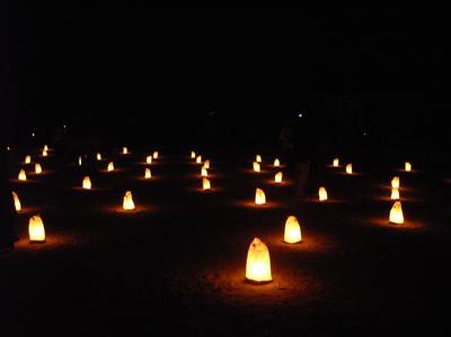 ぺトラ遺跡では、週3回夜間に「ペトラ・バイ・ナイト」というキャンドル・ライトとベドウィン音楽の夕べを開催しています。使われる明かりはロウソクのみ、一つ一つ紙で包んであるのです。すごいですね! ロウソクの明かりを頼りにひたすらシークを歩いていくと、エル・カズネの前でひとしきり音楽を聴きます。そのとき、一人一人に紅茶をふるまってくれるのです。エコでホスピタリティあふれる、ヨルダンらしい催しですね。それから、ぺトラでの夜の過ごし方などを、ちょっと紹介します。