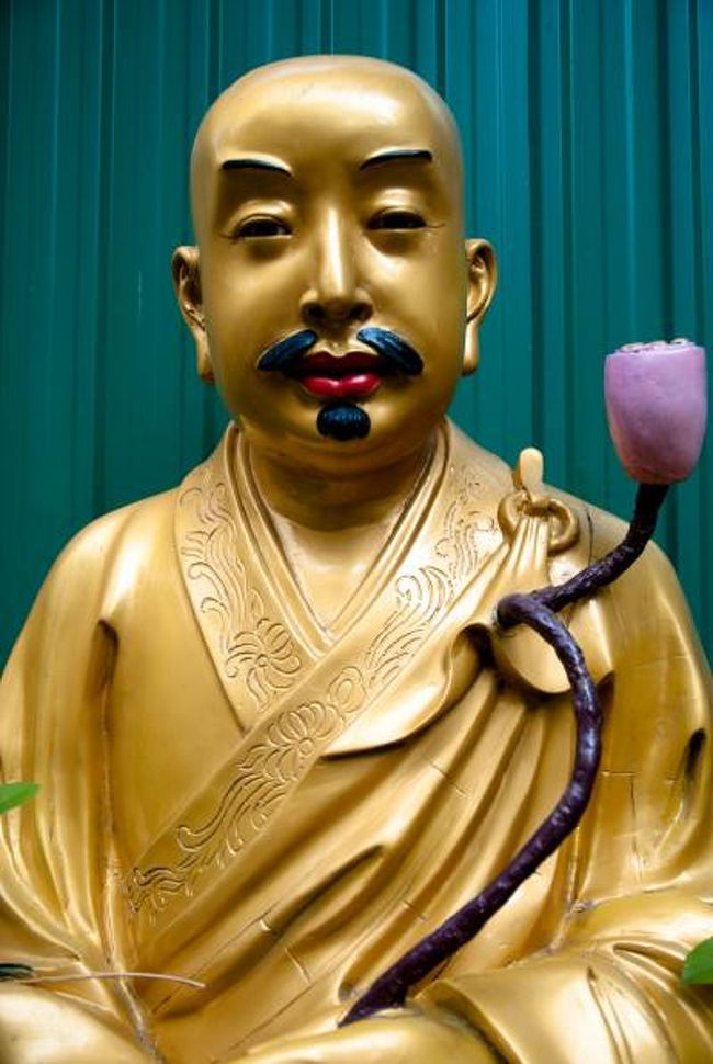 フォートラベルの旅行記をみてからというもの、ずうっと気になっていた萬沸寺の羅漢像を観に行くことができました。<br /><br />いやー、すごいところだった。しかし、香港の人にも愛されているお寺みたいでよかった（でも、ちょっと笑ってたけど・・）。しかし、なんでこんなことになったのだろうか。全くもって分からないのだけど、仏教に悪意をもって行っているわけではないのは分かった。