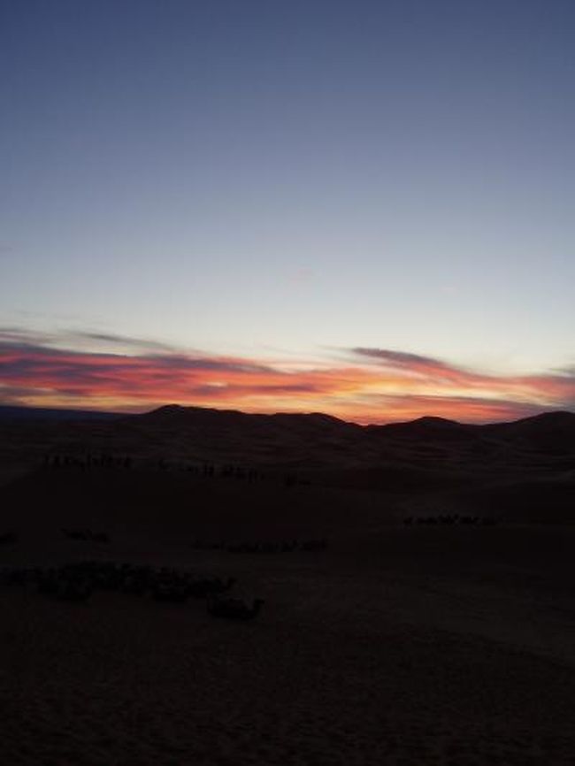 念願のモロッコ、いよいよアトラス山脈を越え、サハラ砂漠を目指します。<br />モロッコの1番の楽しみは、迷路のようなメディナをさまようこと。しかし、ツアーでそんな自由で、危険な時間があるわけも無く、次なる目的サハラ砂漠に変更。経験者から1月のモロッコの砂漠はとてつもなく寒いとアドバイスを受け、厚着をしてきました。これなら早朝の０℃以下に冷え込む砂漠にも充分対応できます。<br />２泊したフェズのホテルを８：３０に出発。アトラス山脈を越え、サハラ砂漠の入り口エルフードに向います。<br />アトラス山脈越えは七曲り。めったに車酔いしないoneonekukikoですが、念のため酔い止めの薬を一服。