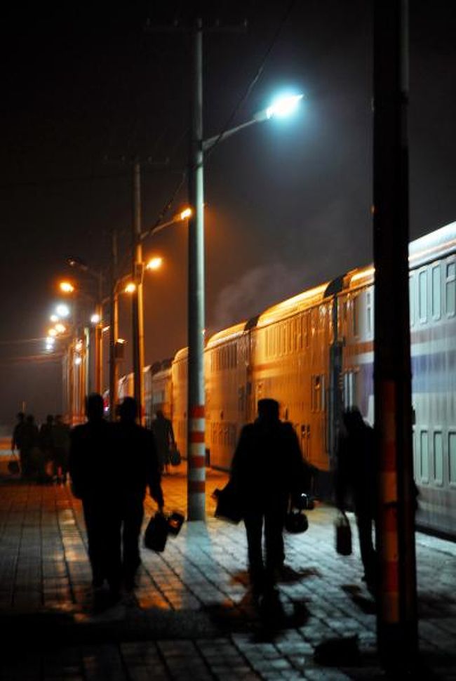 閑なようで閑でなく、有意義なようでどうなのか・・・?<br />23時間の列車の旅は(2006年より1時間短縮!)、人それぞれにどんな思い出を残すのでしょうか?<br /><br /><br />中文訳:<br /> 奔走列車陌生的夜里!:奔走列車、見知らぬ夜中!(文法無視でイメージ文的に)