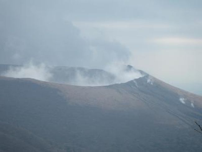 古い話になりましたが2008年に、霧島に登ってきました。<br />えびの高原?韓国岳?新燃岳?新燃荘<br />あの新燃岳が爆発するとは・・・<br />宮崎には住んでいたこともあるので・・・とにかく一日も早い終息を願っております。<br />