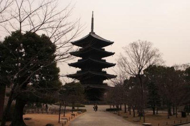 今回は「京の冬の旅」で非公開文化財特別公開の<br />東寺五重塔を観に枳殻邸(渉成園)〜東本願寺〜西本願寺〜梅小路公園<br />〜東寺までの約6Kmを歩き最後は錦で一杯。