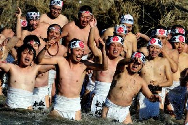 大垣市 宝光院　平成23年2月3日(木)<br />節分会はだか祭　裸男が杭瀬川に飛び込む奇祭<br /><br />宝光院（鈴木孝慈住職）節分の日に行われる祭り<br />左目を伏せ、右目を見開いた姿から「ひだりめ不動」<br />として知られる宝光院の伝統行事。<br /><br />家内安全や商売繁盛を祈る読経や豆まきに続き、<br />白足袋、鉢巻と下帯姿の男衆約６０人<br />不動尊の御布札を身にまとった”心男”を中心に、<br />境内で「ワッショイ、ワッショイ」と声を掛けながら、<br />冷たい「力水」を浴びせられると、びしょ濡れになり<br />湯気を立てながら、境内を何回も激しく練り駆け廻っていた<br /><br />みそぎ川渡りは14時から14時30分ごろ行われ<br />裸の男性たちが杭瀬川の流水で厄をはらう<br />「みそぎ川渡り」が有名です。<br />杭瀬川に入って身を清め、厄を落とす「みそぎ川渡り」が行われた<br />掛け声を、水をけ散らしながら対岸まで100mくらい渡ります。<br />川渡りの後、<br />厄男の中から選ばれた「心男」が<br />（数え年で４２歳になる心男の三輪健司さん＝同市八島町＝）<br />裸男達の騎馬に乗って本堂内から境内に登場し<br />裸男衆が、この心男を担いで境内を練り歩き<br />参拝客らが、この心男の体に触れる事で災いや厄から逃れられ<br />心男は身体に触れられる事で、災いや厄を一身に集めて<br />再び、裸男衆達の騎馬に乗って本堂内へと戻って行く<br />「心男遷座」の儀式が行われた<br /><br />祭の最後には、今年1年の福を授かると云う<br />「福徳利剣木授与」の儀式となり、<br />裸男衆の中に投げ込まれた福俵に向って、<br />利剣木を激しく奪い合い、<br />利剣木が1人の裸男の手に高々と差し上げられて、<br />今年の福男が決まり「節分会はだか祭」が終わると<br />厳しい冬から春へと、季節は移行するのでしょう。<br />初めての祭りを見て、いろいろな方にお話し出来て<br />楽しい一日を過ごす事ができました。<br /><br />【場　　所】大垣市野口1-39-1<br />【アクセス】大垣駅から近鉄バス大垣多良線綾野下車徒歩15分<br />【問い合せ】宝光院　TEL 0584-91-8326<br />【参　　考】岐阜の奇祭「池ノ上みそぎ祭」<br />　　　　　http://4travel.jp/traveler/isazi/album/10528900/