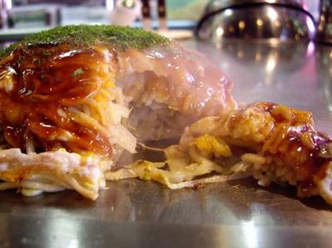 ある統計によると、全国に18000軒のお好み焼き屋があり、その10%の1800軒が広島県にあるらしいです。これは大阪の3300軒、兵庫の2400軒に次いで第3位なのですが、10万人当りにすると65軒となり断ﾄﾂの第1位(大阪39軒、兵庫44軒)。<br /><br />そんな&quot;お好み大国&quot;広島に、3年ちょい前まで3年半住んでおり、東京から転勤してきた僕は、観光気分であちこち食べ歩きました。それ以降も、仕事や遊びで、何回か訪れており、超私的なﾁｮｲｽではありますが、地元の方の好みとはまた違った、よそ者(観光客や出張者)に食べて頂きたい店を何軒か紹介したいと思います。<br /><br />&lt;選んだ店について&gt;<br />・書いていない店でも、正直、美味しいです。皆さんも、不味いお好み焼きって食べた事ないと思いますが、敢えてﾃｰﾏに沿って、無理矢理自分なりに選んでみました。<br />・基本的に、平和記念公園や広島駅付近など、観光の方がｱｸｾｽしやすい店をﾁｮｲｽしています。<br />・紹介は、料理についてと店舗についてと2枚で構成しています。簡単なｺﾒﾝﾄとともにご参考頂ければ幸いです。<br />・多店舗展開している店などは、店によって評価が大きく違ってくる場合もあり、本当は分けて書きたかったのですが、今回は代表的な店舗についてのみ書きました。ｺﾒﾝﾄ内で、多少ﾌｫﾛｰ出来ればと思います。<br />・評価については、僕の10点満点評価(味だけでなく、ｱｸｾｽ、雰囲気など加味し、観光客にｵｽｽﾒしたいという基準)と、食べﾛｸﾞに記載されている広島市内のお好み焼き屋約1000店の中での順位を記載しておきますので、併せてご参考下さい。<br />・地図、営業時間などは、最後に食べﾛｸﾞURLを貼っておきますので、店名、順位などで探して頂き、お手数ですがそちらでご確認下さい。<br /><br />それでは、幾つかのﾀｲﾌﾟに分けて順に紹介していきますので、ご覧ください！