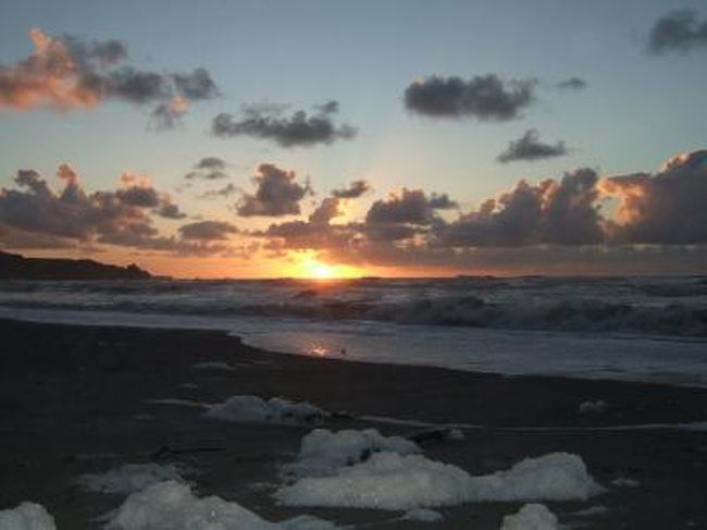 この旅行記は<br />2011 ニュージーランドひとり旅再び★フランツ・ジョセフ編の続きです。<br /><br />http://4travel.jp/traveler/hualalaicyan/album/10542915/<br /><br />ネット調べてみたら、プナカイキの夕日はとても美しいと書いてあった。<br />夕日を見てのんびりしようっと。それだけの理由で一泊しました。<br /><br />[全行程]<br /><br />01/10：成田からクライストチャーチへ（ニュージーランド航空）<br /><br />01/11：クライストチャーチへ到着。バンクス半島港町アカロアへ（Chez La Mer Backpackers 1泊）<br />http://4travel.jp/traveler/hualalaicyan/album/10542643/<br /><br />01/12：オタゴ半島北部、ペンギンの街オアマルへ（Empire Hotel Backpackers 2泊）<br />http://4travel.jp/traveler/hualalaicyan/album/10543044<br /><br />01/14：南東東部の都市、ダニーデンへ。そして再びオタゴ半島（Stafford Gables YHA 1泊)<br />http://4travel.jp/traveler/hualalaicyan/album/10543159/<br /><br />01/15：南北リゾート地ワナカ湖のあるワナカへ（YHA Wanaka, Purple Cow 2泊）<br />http://4travel.jp/traveler/hualalaicyan/album/10543372<br /><br />01/17：西海岸ウエストランド国立公園フランツ・ジョセフ氷河へ(YHA Franz Josef Glacier 2泊)<br />http://4travel.jp/traveler/hualalaicyan/album/10542915/<br /><br />01/19：夕日の美しい場所プナカイキへ（Punakaiki Beach Hostel 1泊）<br />http://4travel.jp/traveler/hualalaicyan/album/10543596/<br /><br />01/20：北の静かな町、コリングウッドへ。フェアウル・スピットエコツアー（The Innlet 2泊）<br />http://4travel.jp/traveler/hualalaicyan/album/10543618/<br /><br />01/22：ゴールデンベイにある町タカカへ(YHA Golden Bay, Annie&#39;s Nirvana Lodge 1泊)<br />http://4travel.jp/traveler/hualalaicyan/album/10544056/<br /><br />01/23：エイベル・タズマン国立公園（Hat Trick Lodge Backpackers　2泊）<br /><br />http://4travel.jp/traveler/hualalaicyan/album/10544062/<br />http://4travel.jp/traveler/hualalaicyan/album/10543979/<br /><br />01/25：南島北部中心部ネルソンへ（YHA Nelson Central 1泊）<br />http://4travel.jp/traveler/hualalaicyan/album/10544155/<br /><br />01/26：南島北部の小さな港町ピクトンへ/クィーン・シャーロット・トラック（YHA Picton, Wedgwood House 2泊）<br />http://4travel.jp/traveler/hualalaicyan/album/10543800/<br /><br />01/28：南島最大都市クライストチャーチへ（YHA Christchurch City Central 2泊）<br />http://4travel.jp/traveler/hualalaicyan/album/10544050<br /><br />01/30：シティ・オブ・セイル（帆の町）北島最大都市オークランドへ（YHA Auckland International 1泊）<br /><br />01/31：帰国 <br />