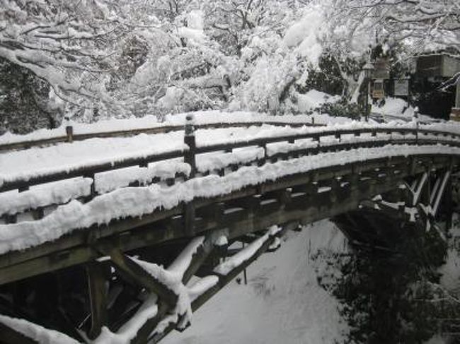 冬と言えば温泉！<br /><br />雪の北陸　山中温泉に行ってきました。<br /><br />旅をした二日間は北陸地方は大雪で、夜には北陸自動車道が閉鎖になる状況で、大変な旅でしたが、よしのや依緑園さんは気に入りました。<br /><br />また行きたいです。