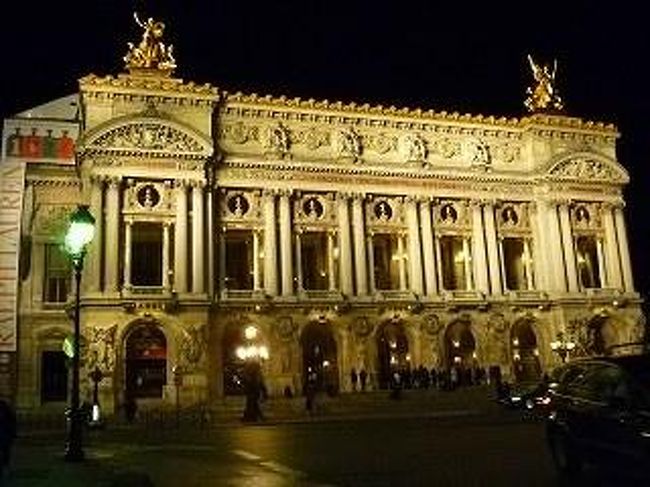 楽しいパリ観光もいよいよ大詰め。<br />今夜はオペラ・ガルニエでのサロン・コンサート鑑賞。<br />オペラ通の相方ゆうこママさんが夢にまでみた？オペラ・ガルニエｗ<br />オペラではないけれどせめてガルニエをこの目で見てみたいということでコンサートチケットを日本でおさえてありました。<br /><br />パリでのフィナーレを飾るにはふさわしいゴージャスなイベント。<br />二人の心は躍るのであったｗ