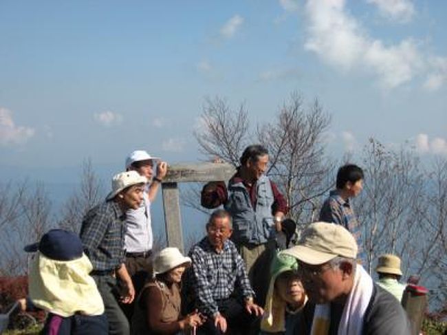①赤城山探訪 2009年10月18日探訪。 <br />赤城山は上毛三山の一つ。 <br />今回は、標高1,828mの黒檜山に登った。 <br />前日から、やや体の調子悪く、酷い一日だった。 <br />千葉中央バスで早朝、千葉をたつ。 <br />同行はいつもの居酒屋HのO君。 <br />赤城山は、外輪山に囲まれた火口原に大沼・小沼が水をたたえて、 <br />四季を通じて自然に親しむことができるところで、<br />登山もさほど厳しくなく、 <br />尾根「縦走」もなかなか楽しかった。 <br />http://www.ne.jp/asahi/ohirune/yk/annai/sanzan/akagi.htm <br /><br />②松戸市2009年11月29日 旧徳川家松戸戸定邸 <br />新聞に、この庭園内にある展示館で千葉大園芸学部関係の <br />美術館で絵画展があるのをみて、O君とたずねる。 <br />なかなかよかった。 <br />「旧徳川家松戸戸定邸は、<br />明治17年(1884)4月に前水戸徳川家当主・徳川昭武(あきたけ)が <br />中心となり建てた大規模和式住宅で、<br />明治前期の上流住宅の指標となるものとして、 <br />その歴史的価値が高く評価され、<br />平成18年7月5日に国の重要文化財に指定され」ている。 <br />紅葉もよく、ゆっくりした時間を過ごせた。 <br />また、近くの千葉大園芸学部も訪ね、<br />昔付き合っていたOさんのことをしばし考えていた。<br /> <br />いま、どうしているだろう。 <br />僕が結婚したあと、職場に電話があり、 <br />涙声で、卒業してこれから郷里に帰りますと言った彼女の言葉が今でも耳に残っている。 <br /><br />③桜の時期・長野―小布施・長野・上田を連れ合いと1泊2日 <br />2010年4月10日〜11日、久しぶりに連れ合いと長野へ。 <br />早朝、車で一路小布施へ。 <br />葛飾北斎の道筋を訪ねたく、「北斎館」へ。 <br />http://www.e-obuse.com/shop/index.php/ho <br /><br />テレビドラマや日曜美術館で見ていた、葛飾北斎がそこにあった。 <br />また、豪商でありながら画家、書家、思想家、文人として <br />江戸末期一級の文化人であり、スポンサーの高井鴻山記念館も。 <br />さらに、北斎の天井画のある、岩松院に歩いて向かう。 <br />「岩松院は文明4年(1472)に開山された曹洞宗のお寺です。 <br />戦国の武将福島正則や葛飾北斎、俳人小林一茶ゆかりの古寺でもあり、 <br />境内には福島正則の霊廟や一茶が「やせ蛙まけるな一茶これにあり」<br />という句を詠んだ蛙合戦の池があります。 <br />その他、庫裡・鐘楼・坐禅堂・総ひのき造りの仁王門があります。」 <br />「本堂の大間には21畳敷の天井絵があります。葛飾北斎最晩年の大作「大鳳凰図」です。 <br />完成は今から160年以上昔の嘉永元年(1848)、北斎は89歳でした。」 <br />http://www.e-obuse.com/shop/index.php/gan <br /><br />福島正則の霊廟は、感慨深かった。 <br /><br />近くで、地元の蕎麦を食し、小布施から、長野市内へ。 <br />連れ合いは善光寺。私は戸隠に「ふきのとう」採集に。 <br />たくさん採れた。 <br />宿泊は上田の勿論「東横イン」。 <br />近くの上田城へ夜桜見物。すごい人だったが、とても良かった。 <br /><br />翌日は、「無言館」へ。 <br />新建物が出来てから、連れ合いは初めて。厳粛な気持ちに。 <br />デッサン館も見る。 <br />郷里の高校の先輩画家の作品もあった。 <br />満足の2日間だった。 <br /><br />④尾瀬日帰りー初めて車で、2010年6月11日 <br />仙台から車で御池へ。 <br />朝3:30に仙台をたち、東北道から磐梯道へ、会津磐梯インターで下道へ。 <br />8:00前に御池駐車場へ。シャトルバスで沼山峠へ。 <br />2009年もほぼ同時期にきたが、そのときは、雨模様だった。 <br />勿論、雪は残っている。峠を越えて、尾瀬沼へ入る。 <br />水芭蕉は素晴らしい。リュウキンカも。 <br /><br />見晴まで足を伸ばそうとも思ったが、やや膝の調子が悪く、<br />沼尻にて引き返す。 <br />何はともあれ、1年1回の尾瀬が今年も体験できたのは良かった。 <br />交通費も、高速でおよそ8000円未満で納まった。 <br />また来年である。 <br />http://www.geocities.jp/mhnskow/ozehaikingu.html<br />