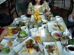 ３３．羽田空港国際線からの３泊６日バンコク旅行　シャングリ・ラ・バンコク クルンテープウィング　リバーサイドラウンジの朝食