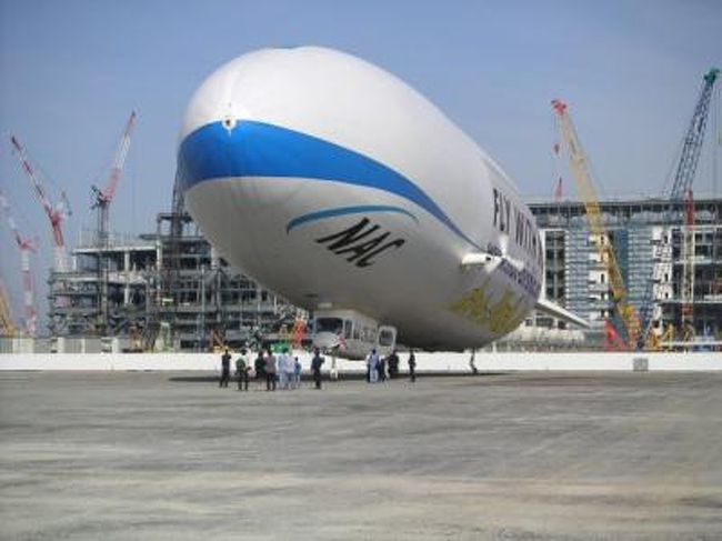 引き続き、飛行船の旅、搭乗編です。後ろに見えるのは建設中のシャープの液晶工場。太陽電池、液晶パネルなどを作る世界最大規模の工場だそうです。ちなみに、このツェッペリン飛行船も現在就航中の飛行船では世界最大!全長75m高さ約20m、球皮堆積8500m3(ヘリウムです)乗員乗客 14名、最高速度125km/h
