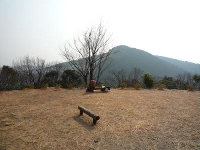 高知市の白水公民館から歩いて岩屋山薬師寺経由で鉢伏山（２１３．４ｍ）に登り、秋葉神社（１４０ｍ）を経て宮ノ口地区に出て、錦兵団記念碑に立ち寄った後　朝峯神社から小富士山（１７０ｍ）へ。<br />下山後は介良川沿いに歩いて公民館へ戻った。