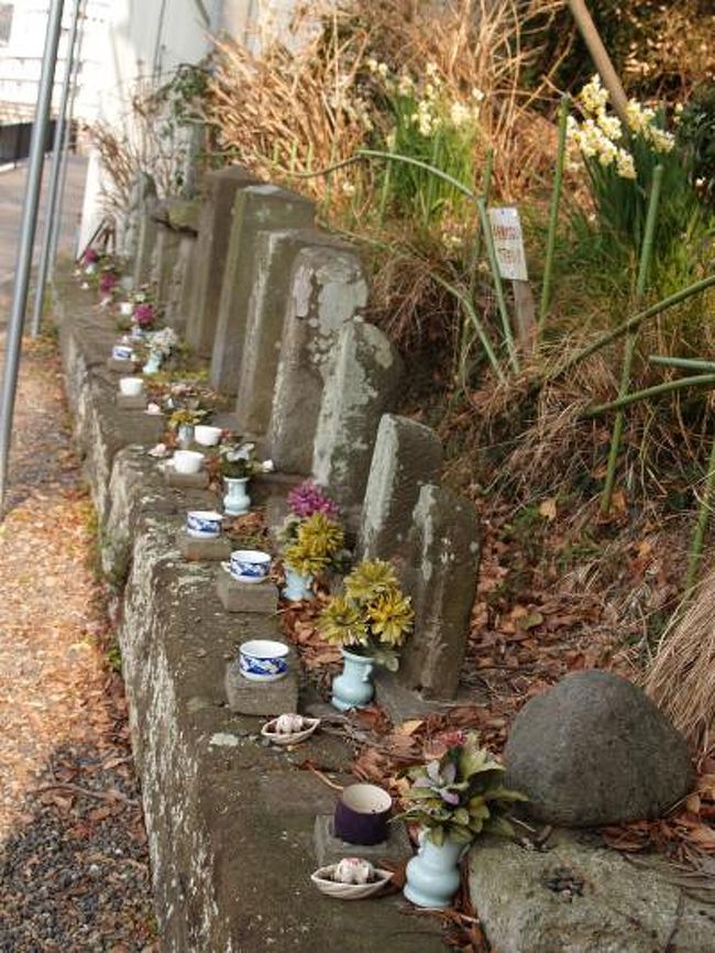 　横浜市金沢区釜利谷南に鎮座する手子神社(てこじんじゃ)下には庚申塔や馬頭観世音、青面金剛、お地蔵さま、二層塔など13基が一列に並んでいる。宮川を挟んでかつての街道があったことを示している。銘が判読できた最も古い年号は元禄5年（1692年）で、左から2番目の庚申塔である。表面が剥離した古そうなものもあるが、手子神社が延宝7年（1679年）にこの地に遍座して来てからのものであろう。<br />（表紙写真は手子神社下の庚申塚）