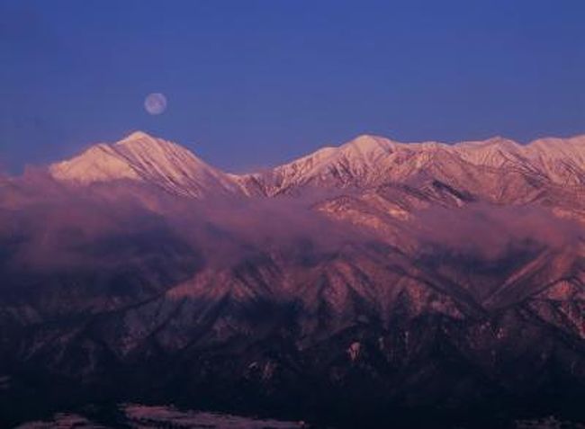 遡ること１０年前、長野県に居た頃の登山と写真撮影の旅行記です。その頃メインのカメラはカールツアイスレンズに憬れ中判のコンタックス645（今もサブで使っています。）を使用していましたが、最近ポジフイルムでもDVDにスキャニング出来ると知りました。そこで、昔の写真を試しにヨドバシカメラに持参してDVDにして貰いましたので旅行記を作成しました。<br /><br />その頃は、満月と憬れの山がテーマで天文手帳をいつも傍らに置き、四駆に登山道具一式、カメラ道具一式満載、満杯で車は一人乗りになっていました。<br /><br />この旅行記は大好きな北アルプスの常念岳（日本百名山.2857ｍ）の頂きに満月が落ちる所をたまたま撮る事が出来ました。<br /><br />この二日間は良い天気に恵まれて、北アルプスの後立山連峰の峰々（爺が岳2670、鹿島槍ヶ岳2889ｍ日本百名山、五竜岳2814ｍ日本百名山）と美ヶ原の樹氷を撮って来ました。<br /><br /><br /><br />