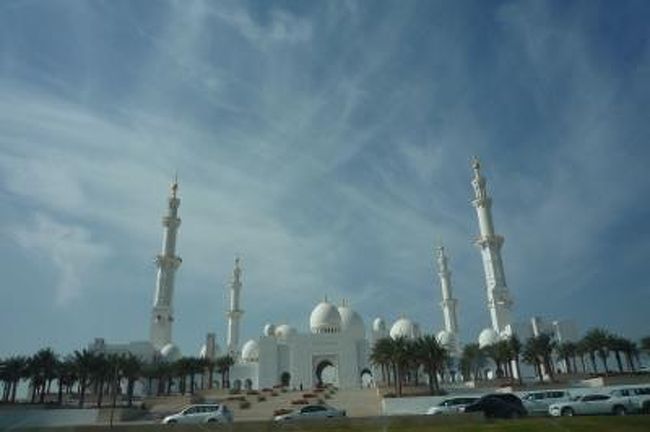 3日目は　午前中アブダビのモスクへ行き、午後はオマーンへ向かいます。