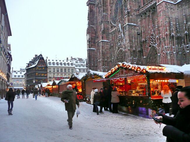12月25日（土）、曇り<br />年末年始のフランス #2 - ストラスブール、大雪のクリスマスです。<br /><br />今日はクリスマスの日。ドイツ国境に近いアルザス地方にある「街道の町」ストラスブールのクリスマスを体験してみることにしました。ところが、この冬は記録的な大雪で、往き帰りのTGVが大幅に遅れた上、とても寒かったので十分、観光できず散々でした。<br /><br />表紙の写真は、ストラスブール大聖堂前のカテドラル広場で、クリスマス・マーケットが軒を並べています。ストラスブールはモミの木のクリスマスツリー発祥の地とされ、フランスでは「クリスマスの首都」と呼ばれていて、この街のクリスマス・マーケットはフランスで最も長い440年の歴史を持っているとの事です。<br /><br />ちょうど、12月10日より東京国際フォーラムでストラスブールのマルシェ・ド・ノエル2010が開催され、会社の帰りにクリスマス・マーケットに立ち寄ったこともあり、本場のクリスマスに期待が膨らんでいました。<br /><br />2010-11年 年末年始のフランスの日程は下記です。<br /><br />□ 12/23(木) 成田発＝＞パリ泊<br />□ 12/24(金) パリ泊<br />http://4travel.jp/travelogue/10535738<br />■ 12/25(土) パリ＝＞ストラスブール＝＞パリ泊<br />□ 12/26(日) パリ泊<br />□ 12/27(月) パリ＝＞トゥール泊<br />□ 12/28(火) トゥール泊<br />□ 12/29(水) トゥール泊<br />□ 12/30(木) リヨン泊<br />□ 12/31(金) アヴィニオン泊<br />□ 01/01(土) アヴィニオン泊<br />□ 01/02(日) アヴィニオン泊<br />□ 01/03(月) パリ泊<br />□ 01/04(火) パリ泊<br />□ 01/05(水) パリ＝＞成田<br />□ 01/06(木) 成田着