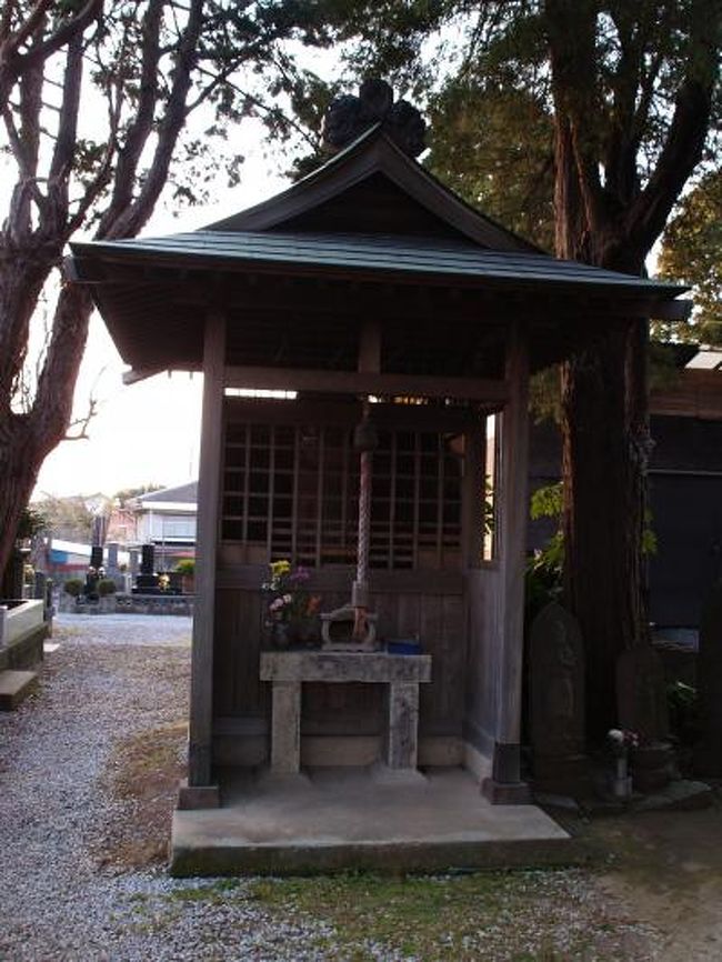 　藤沢市の東側は、かつては鎌倉郡であった。片瀬や江ノ島は鎌倉らしい。藤沢といえば遊行寺（藤沢山無量光院清浄光寺）の門前町であるが、藤沢宿になってから大きく発展した。藤沢の名前は遊行寺の山号を取ったものである。中世より、京から鎌倉に向かう街道が通り、江戸時代になると江戸の町民が大山詣のついでにと江ノ島見物に押し寄せた。<br />　藤沢の街道筋のお寺にはお地蔵さまや観音さまが建っている。新しいものもあれば古いものもある。路傍に佇むもの悲しそうなお地蔵さまはまだ見付けてはいない。<br />（表紙写真は遊行寺いろは坂の地蔵堂）