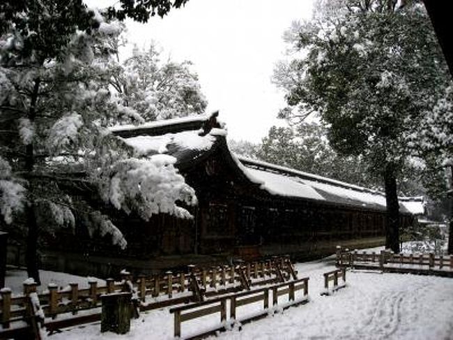 橿原神宮（かしはらじんぐう）は、大和三山のひとつ、畝傍山の麓に在る、由緒ある神社です。<br />毎年の建国記念日である2月11日に行われる「紀元祭」には毎年多くの参拝客が訪れる、ということで行ってきました。<br />あいにくの雪でしたが、むしろ美しい雪景色を写真に納めることが出来ましたので、ご覧下さい。<br />