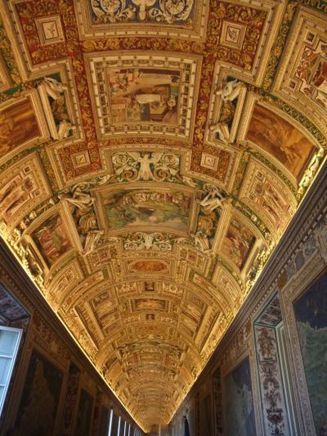 ヴァチカン市国は面積４４万平方メートル、人口９００人の世界最小の独立国家です。<br />国家元首であるローマ教皇はカトリック教会の首長であり、「サン・ピエトロ大聖堂」はカトリックの総本山であります。<br /><br />そのサン・ピエトロ大聖堂に隣接すヴァチカン宮殿にある２４の美術館の総称を「ヴァチカン美術館」と言い、１６世紀のユリウス２世の時代から歴代ローマ教皇の絵画、彫刻などのコレクションを収蔵しています。<br /><br /><br />