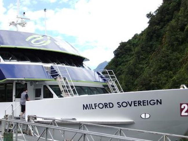 ミルフォードサウンド Milford Sound<br /><br />Real Journeysの13:00出航の日本語対応の船に乗りました。<br /><br />写真の羅列ですが、ご覧ください。