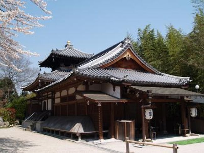 坂本の律院は比叡山延暦寺の里坊である。天台宗であり、平成5年(1993年)に建立された護摩堂では毎日、護摩焚き祈願が行われている。<br /> 律院の庭は里坊中でも一段格が高く、保科寺宗秀の作庭した曲流回遊式庭園である。<br />(表紙写真は律院護摩堂)