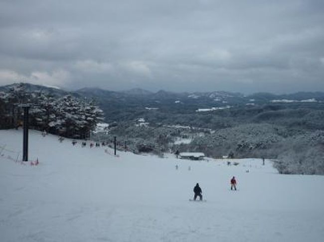 子供たちのスキーに行きたい！で計画した旅行（でも決めたのは2週間前）<br />スキーだけでは体力的にも精神的にも腰が重いので、温泉を付けることにした。<br />で、近くで温泉⇒湯原温泉　湯原温泉の近くのスキー場⇒津黒温泉スキー場<br />ということになりました。<br /><br />総合的には、連休なのにどこへ行ってもすいていたこと<br />天気も雪はふったが大荒れじゃなかったこと<br />スキー場も旅館も外れじゃなかったこと<br />で満足な旅行ができました。