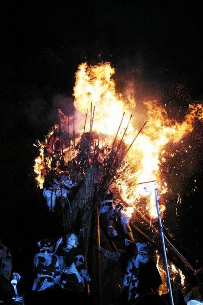 毎年　最も寒い季節となる　２月の第２日曜日に行われている　三河の幡豆町の「鳥羽の火祭り」は鎌倉時代の西暦１２００年ごろからこの地方で行われる火祭りです。<br /><br />高さ6ｍ以上の稲わらと竹で作った２つの堤のなかに　神木と１２縄と呼ばれるしめ縄を納め　山の地区「福地」と海の地区「乾地」にわかれ　火の放たれた堤の中から、この神木としめ縄を取りだす速さを争う祭りです。<br /><br />今年は雑誌などにもパワースポットと紹介されただけに　テレビ局も３〜４社を数える取材に加え、観客も各地から集まり　その人出は3000人とも5,000人ともものすごい数の観客が狭い神社の境内に陣取りました。<br /><br />燃え盛る炎に向かっていく男たちの勇姿とその姿には圧倒されます。
