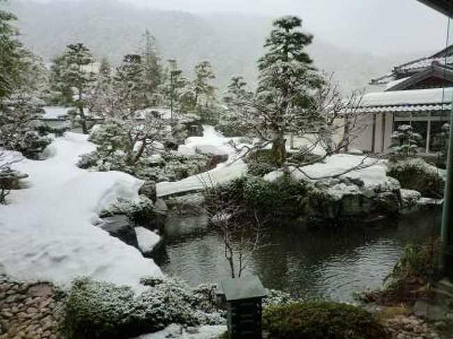 「建国記念の日」大阪は3年ぶりの積雪。<br /><br />家人筆頭とする三姉妹家族恒例の集合旅行で鳥取県三朝(みささ)温泉に出かけた。<br /><br />雪が降るなか大阪を出、目的地の「三朝温泉」「はわい温泉」では天気に恵まれたものの、帰りは又降る雪の中、大阪へ戻る『雪の温泉旅行』となった。<br /><br /><br /><br />